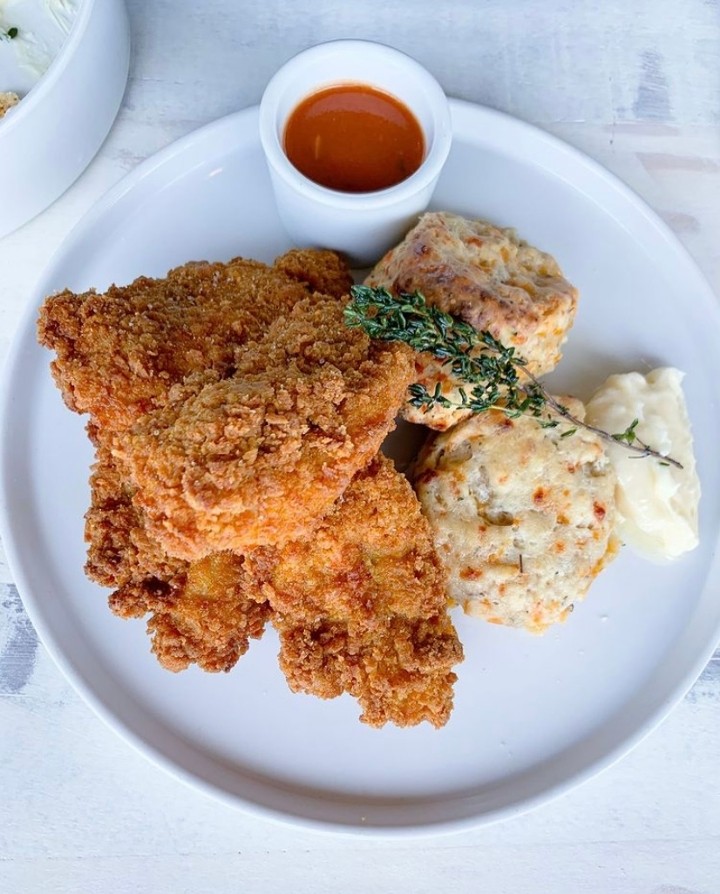 ( Sunday Only ) Fried chicken & Cheddar biscuits for 2