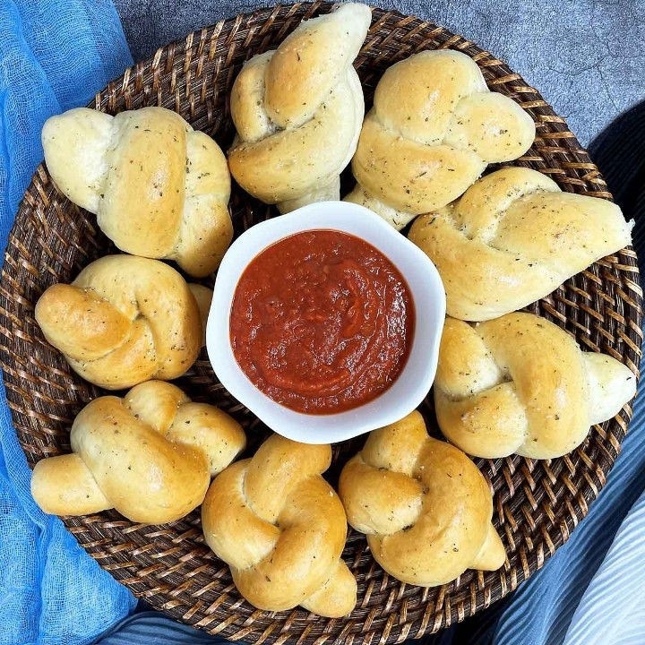 GARLIC KNOTS