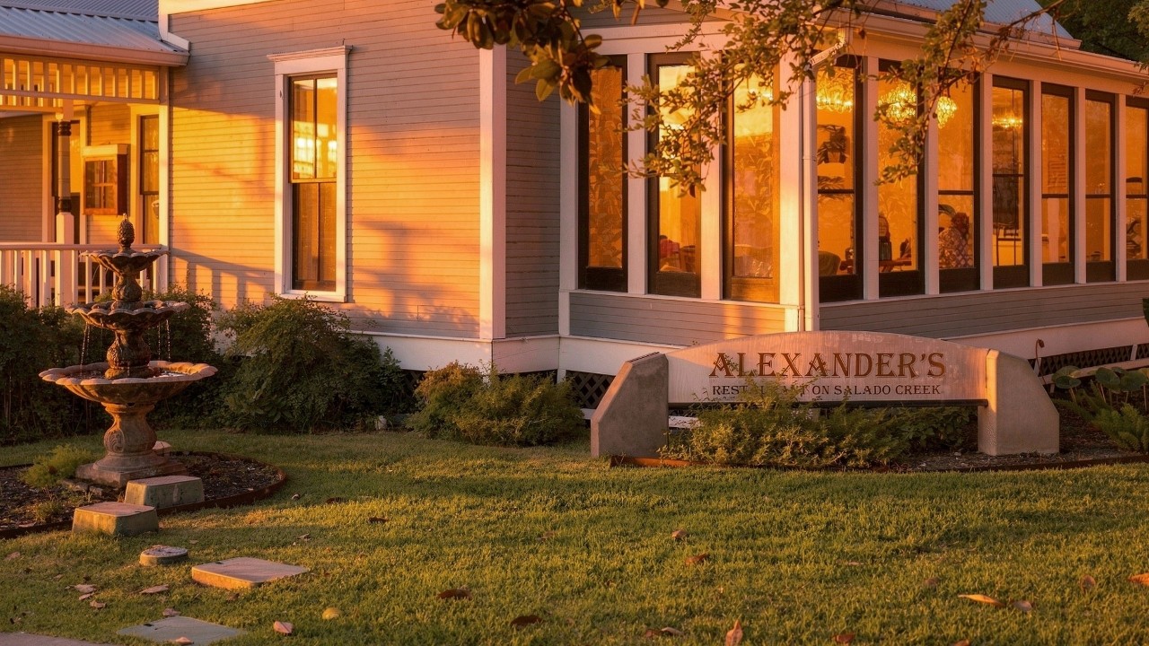 Alexander's Craft Cocktails & Kitchen | Salado 602 Center Circle