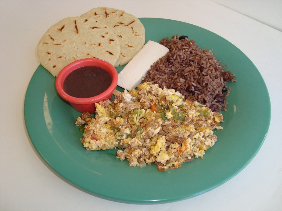 Chorizo Salvadoreño con Huevos Revueltos