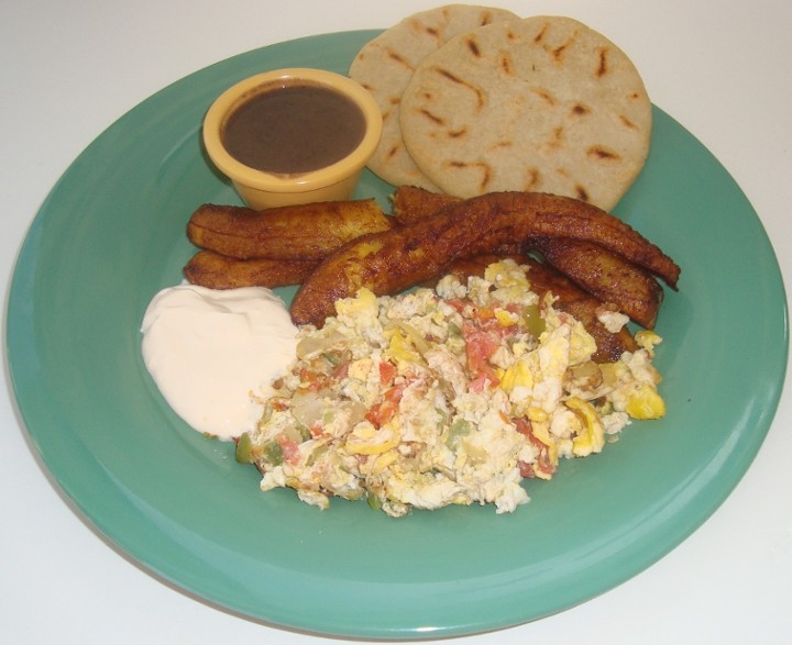 Platano Frito con Huevos Revueltos