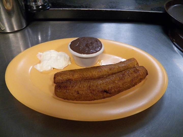 Platanos Fritos con Crema y Frijoles