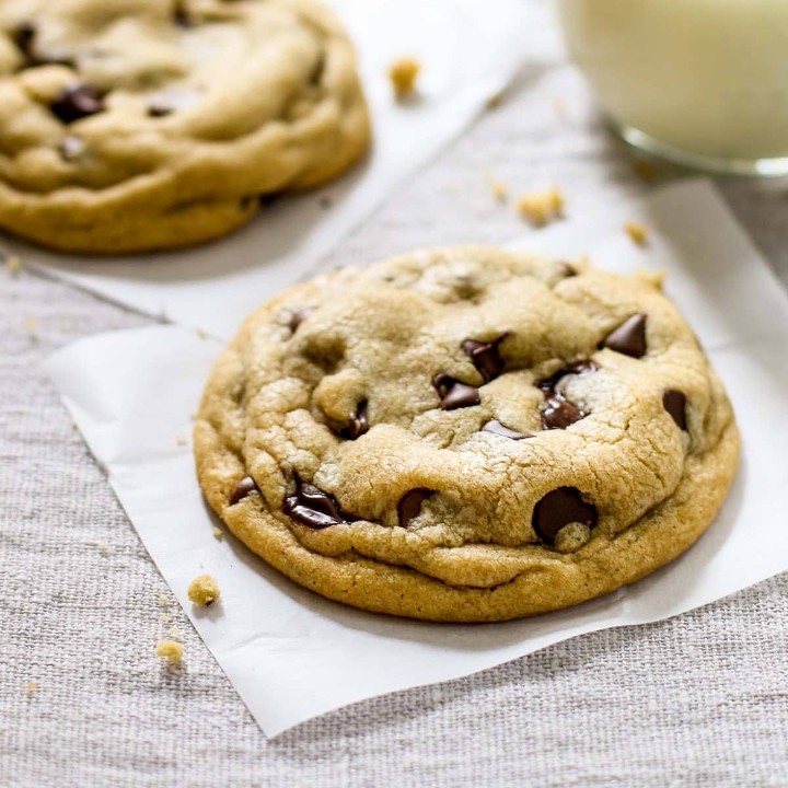 2 Chocolate chip Cookie