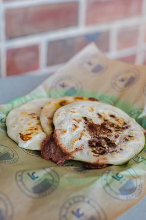 Pupusa Frijol y Queso