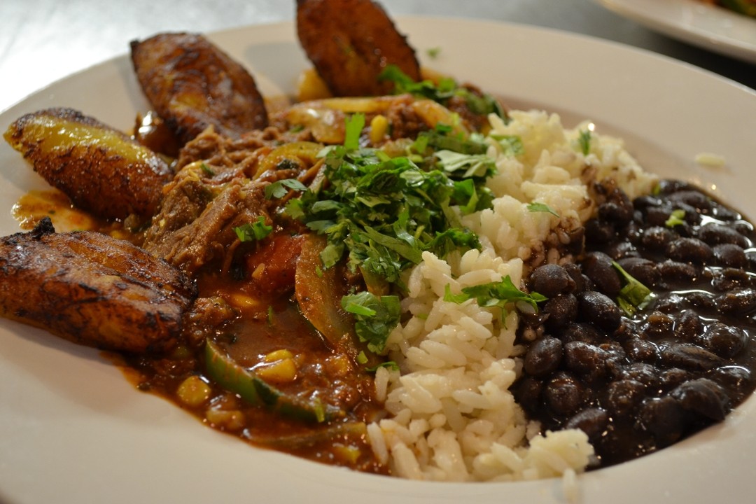 LouiE's Grill Fusion Restaurant