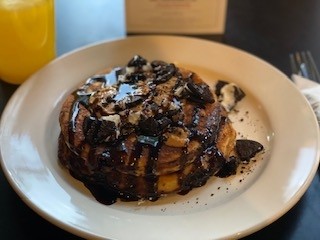 Peanutbutter & Oreo Stuffed French Toast