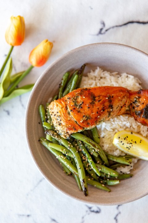 Grilled Salmon with Garlic Green Beans