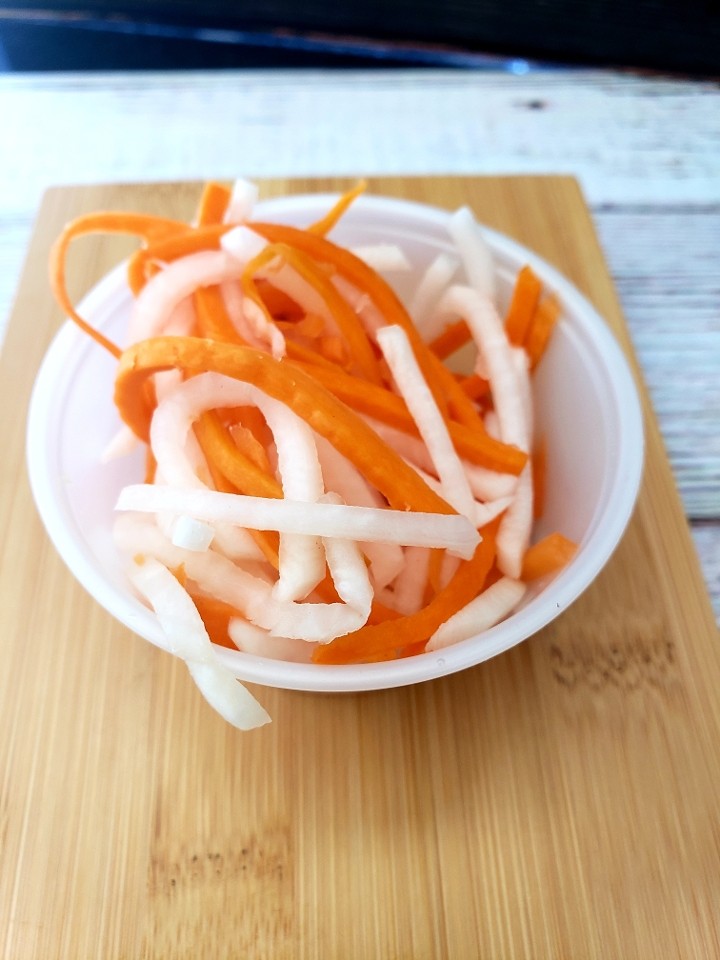 4 oz Pickled Carrots and Daikon