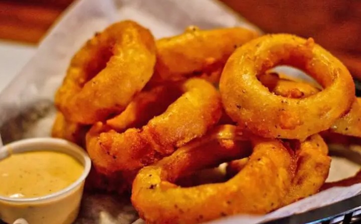 Onion Rings Basket with Wild Sauce