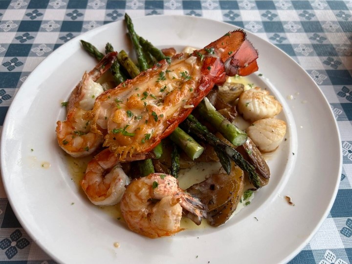 Pan-Seared Jumbo Scallops, Shrimp & Lobster Tail TOGO