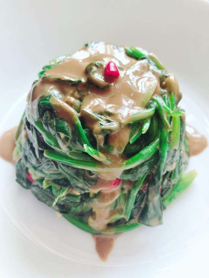 Spinach salad with sesame sauce