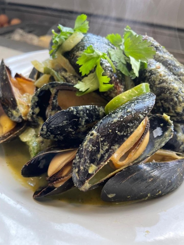 Mussels - Thai Green Curry w/toast (Th 4-9pm only)