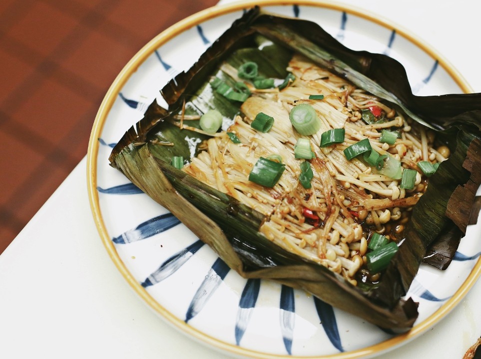 Banana Leaves Enoki Mushroom