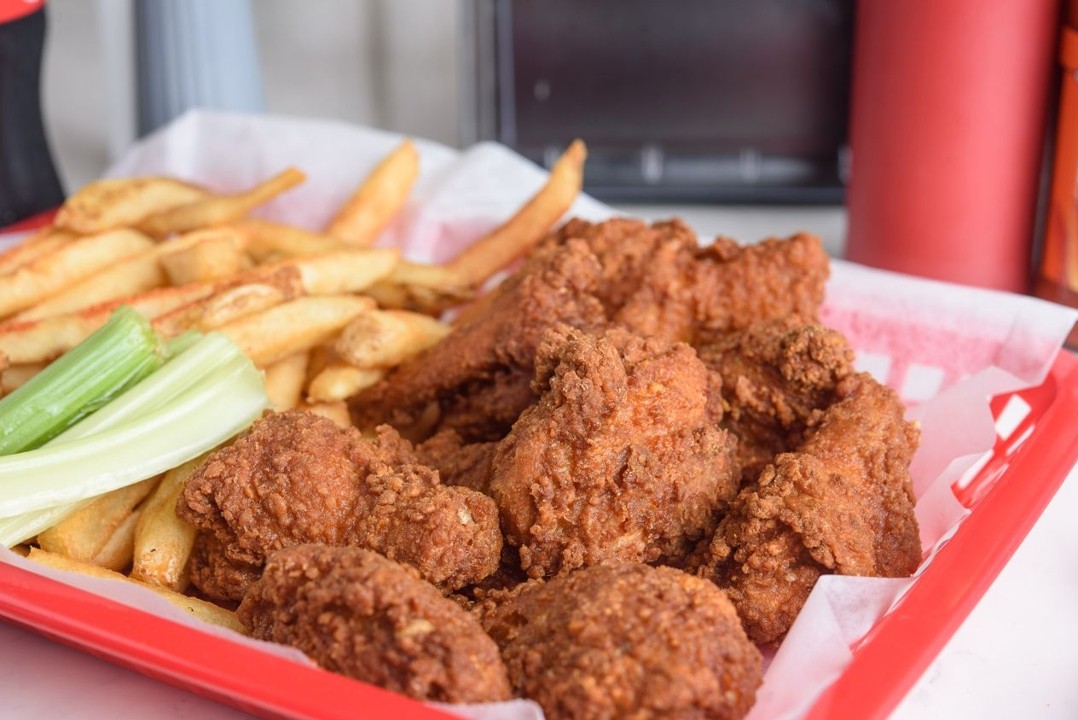 BONELESS WINGS W/ FRIES