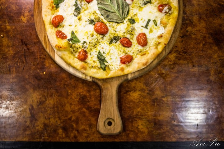 Pesto Pizza with fresh Tomato