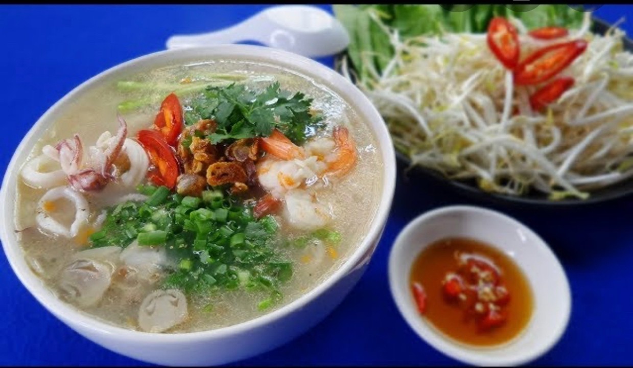 60. Seafood Rice Porridge (with Shrimp, Squid, crab meat)