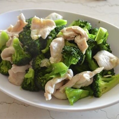 55b. Stir Fried Chicken and Broccoli with Steam Rice/ Com Ga Xao Bong Cai