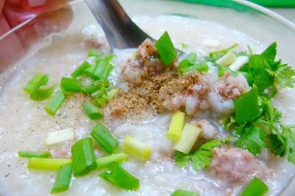 56. Rice Porridge with shrimp, squid, crab meat, ground pork and ginger on top/Chao Dac Biet