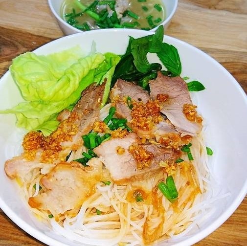 32. Pork BBQ white noodle (Dry) and chicken broth on the side