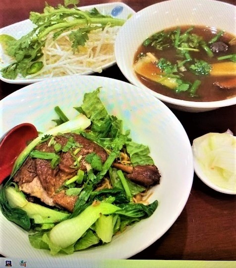 24. Steamed Duck Leg with Egg Noodle (Dry)/Mi Vit Tiem(Kho)