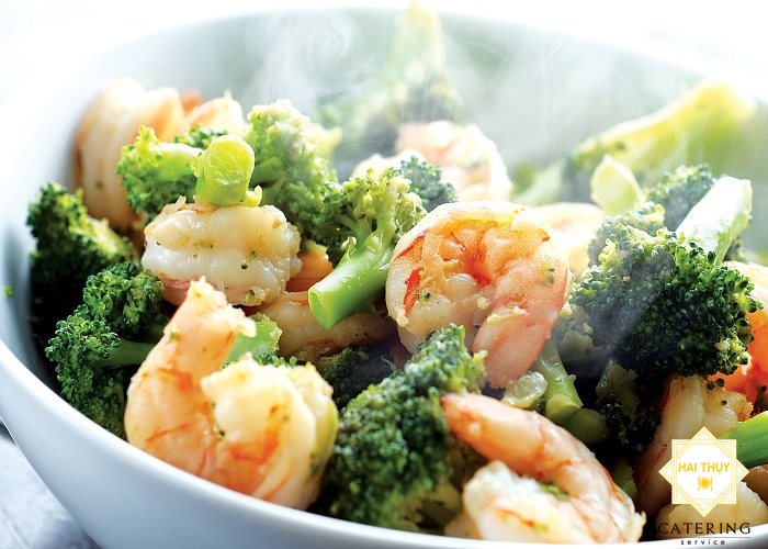 55c. Stir Fried Shrimp and Broccoli with Steam Rice/Com Tom Xao Bong Cai