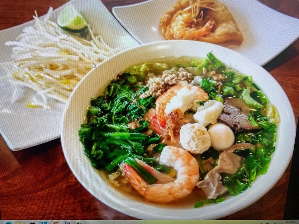 16. House Special Egg Noodle ( with shrimp, squid, BBQ pork, ground pork, quail egg and chicken broth) / Mi Dac Biet