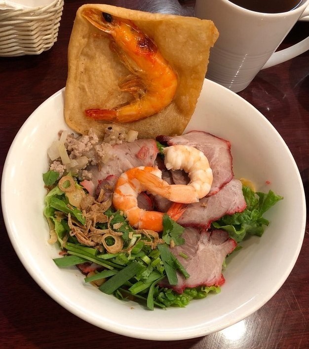 31. Pork and Shrimp with rice noodle (Dry) and chicken broth on the side