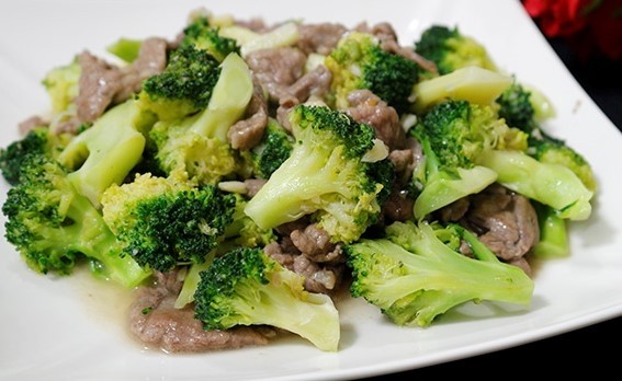 55a . Fried Beef and Broccoli with Steam Rice/  Com Bo Xao Bong Cai