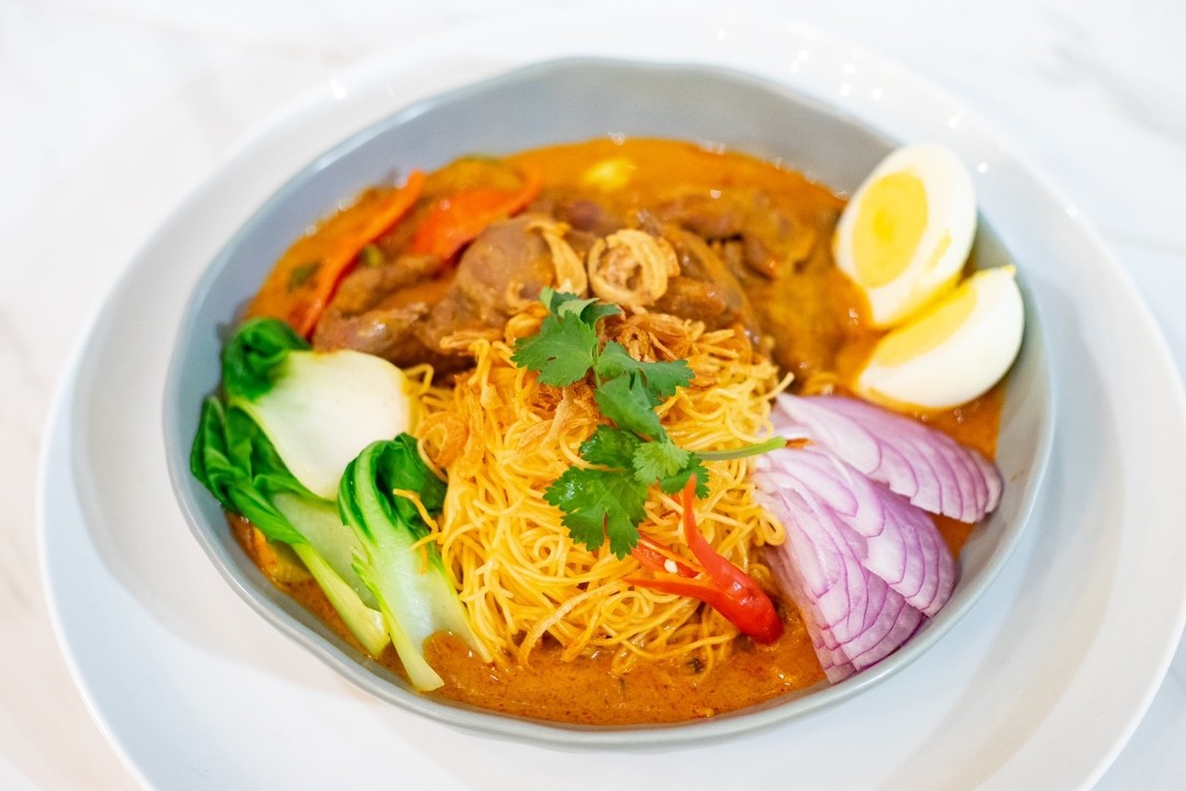 Kwaytiew Kaeng (Noodle Curry) / Spicy**