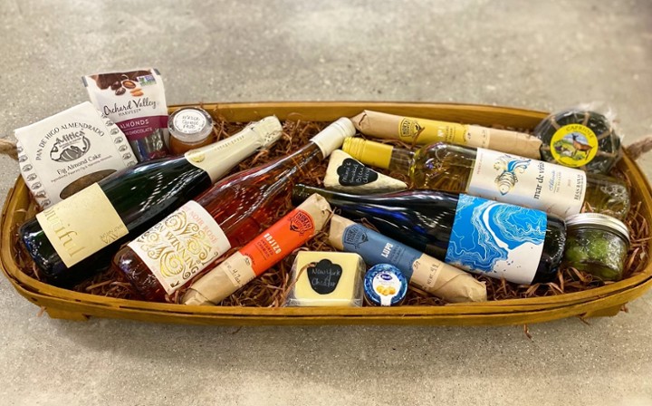 Deluxe Basket (3-4 wine varieties, food pairings, and added accessories)