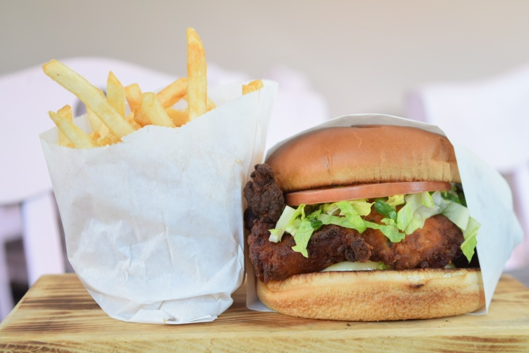 DELUXE CHICKEN SANDWICH