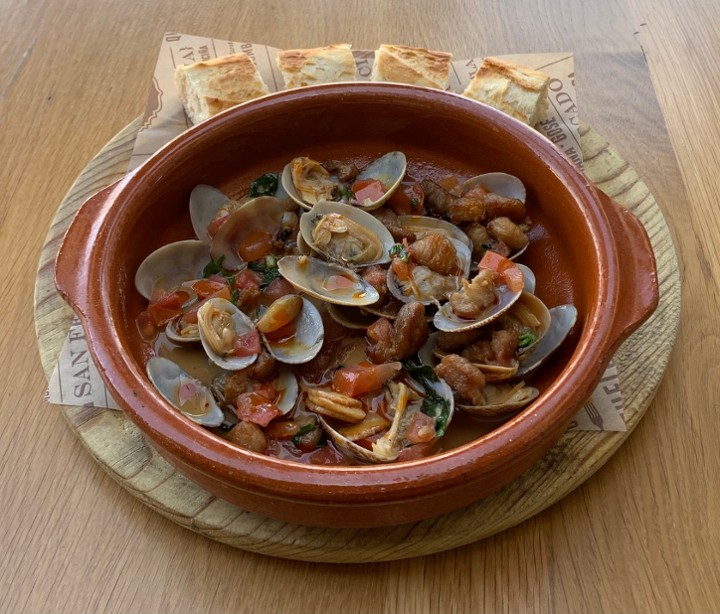 CLAMS WITH PORK BELLY