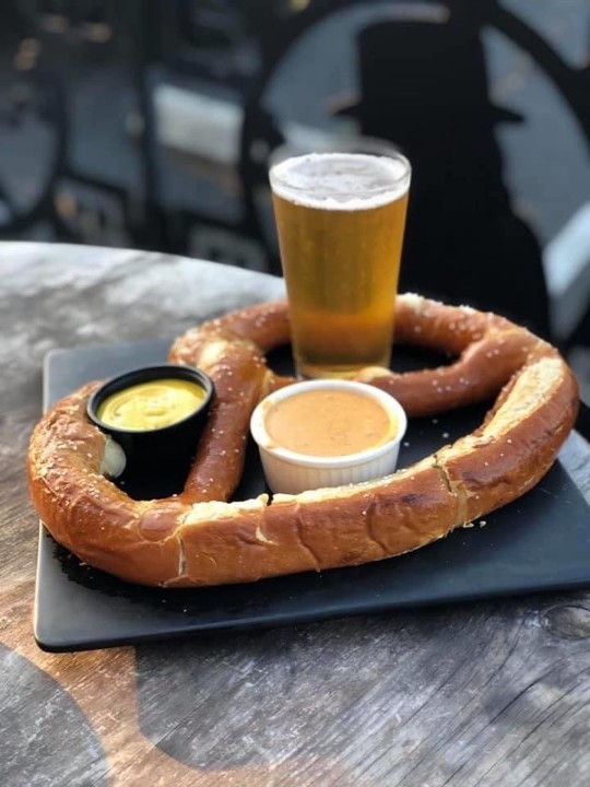 Pretzel w/ Beer Cheese