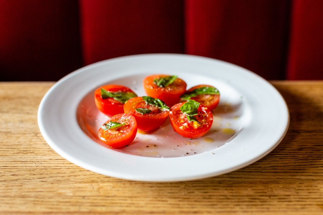 Fresh Tomatoes with Basil and Olive Oil