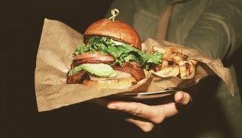 DeLuxe Bar & Grill