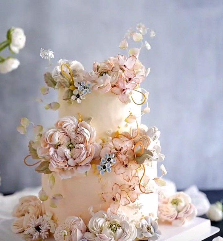 Two tier custom design wedding cake (10’’+8”)
