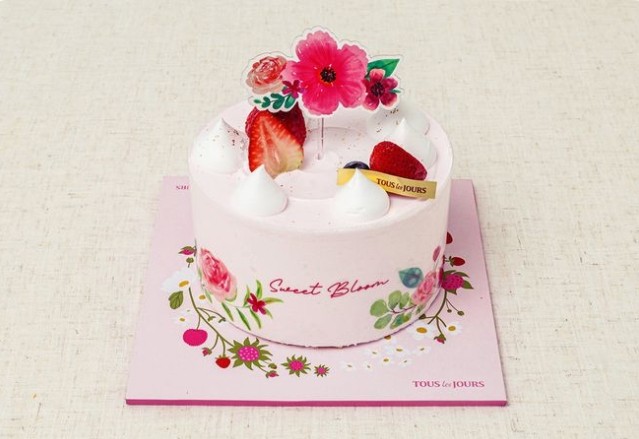 24MOM) Strawberry Flower Cake #1 6”