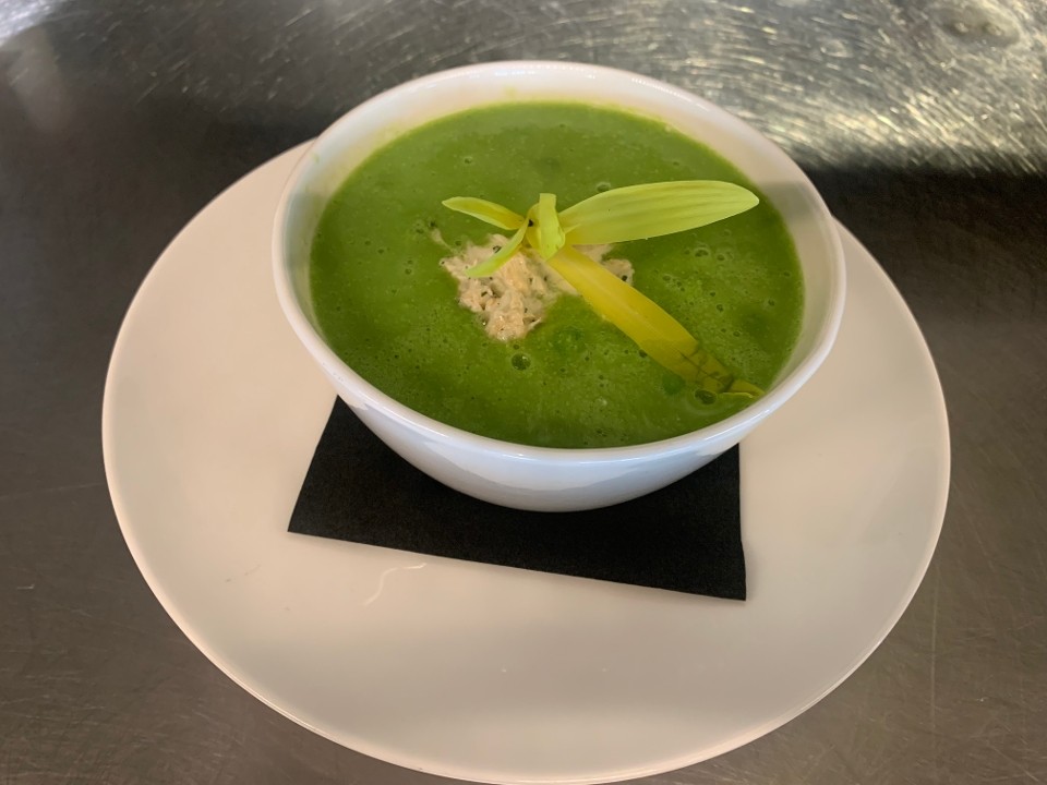 Spring onion and pea soup