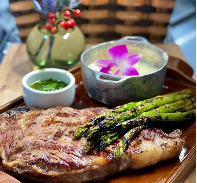 Ribeye Steak /Mashed Potatoes and Asparagus