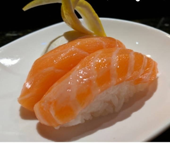 SALMON SUSHI