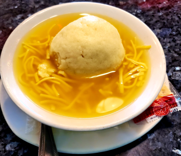 Matzoh ball w/ Noodles Large (24oz)
