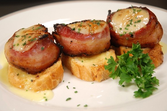 BACON-WRAPPED NEW BEDFORD SCALLOPS