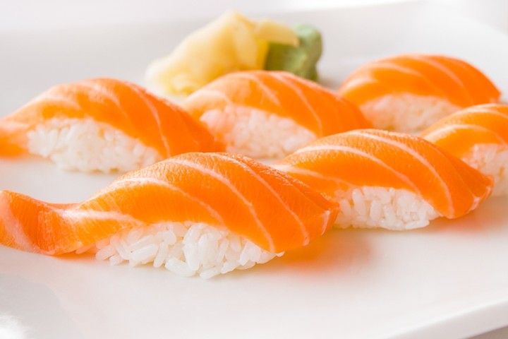 Salmon Nigiri (2pc)