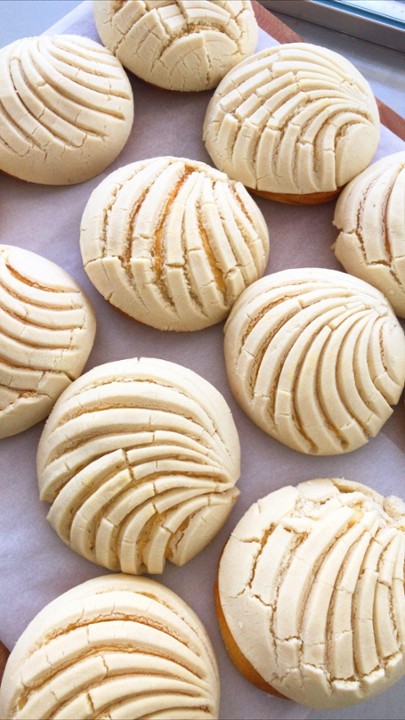 (V) Horchata Custard Filled Vanilla Concha