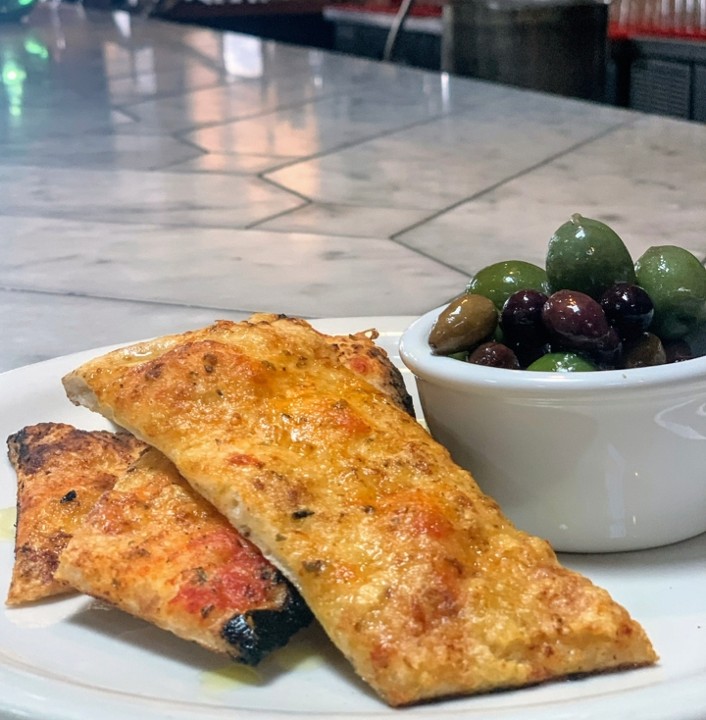 Olives e focaccia