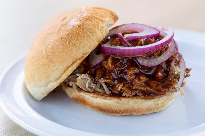 Pulled Pork Sandwich 540cal