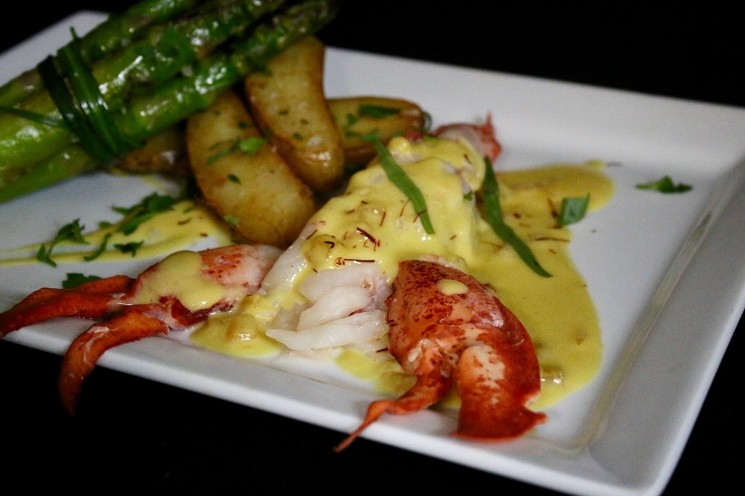 Lobster  Mango w/asparaus & fing potatoes
