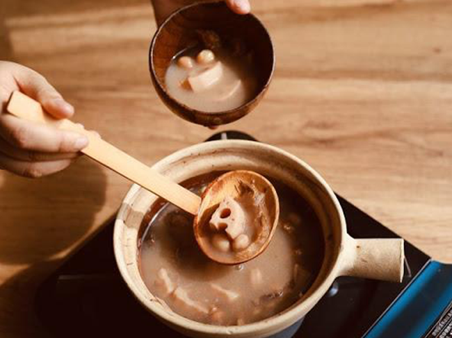 莲藕排骨汤 Pork Bone Soup with sparerib and lotus