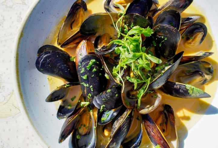 1/2 Tray Red Curry Mussels