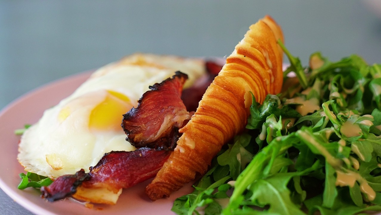Scrambled Egg Croissant Breakfast Sandwich - Del's cooking twist